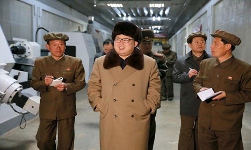 Nhà lãnh đạo Kim Jong-un đến thăm khu công nghiệp Ryongsong hôm 2/4. (Nguồn: KCNA).