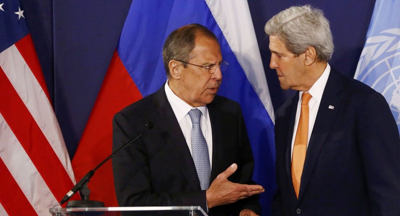 Ngoại trưởng Mỹ John Kerry và người đồng cấp Nga trong một cuộc gặp gỡ (ảnh tư liệu Sputnik)