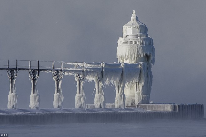 Ngọn hải đăng ở hồ Michigan, một trong Ngũ Hồ ở Bắc Mỹ, biến thành lâu đài băng. Ảnh: AP.