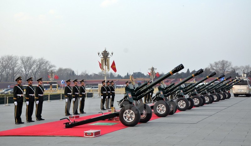 Nghi lễ của Bộ đội Vũ cảnh Trung Quốc trước giờ bắn đại bác. (Ảnh: Vĩnh Hà/Vietnam+)