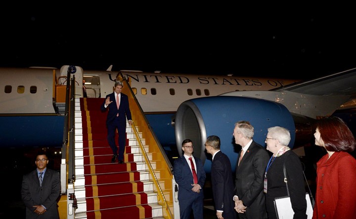 Đêm 12/1, Ngoại trưởng Mỹ John Kerry đã đặt chân đến sân bay Nội Bài, bắt đầu chuyến thăm chính thức Việt Nam. Đây là chuyến thăm Việt Nam lần thứ 3 và cũng là cuối cùng của ông Kerry trên cương vị Ngoại trưởng Mỹ. Ảnh: Facebook Đại sứ Ted Osius