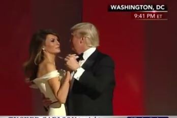 Tổng thống Trump ôm vợ, khiêu vũ trên sân khấu cùng những người thân tín