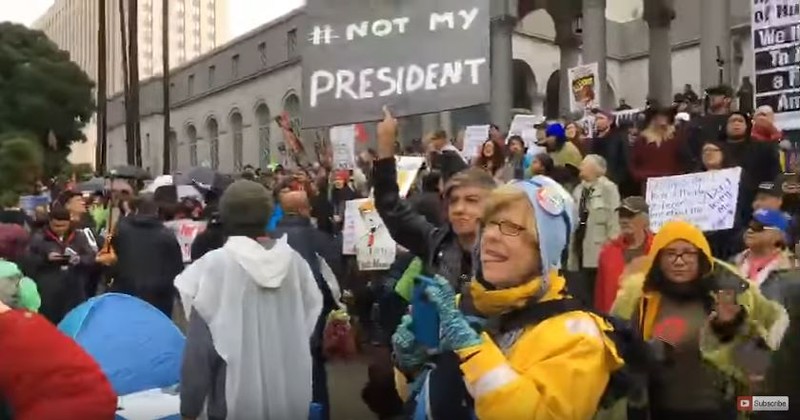 Người Mỹ xuống đường biểu tình phản đối ông Trump ở Los Angeles