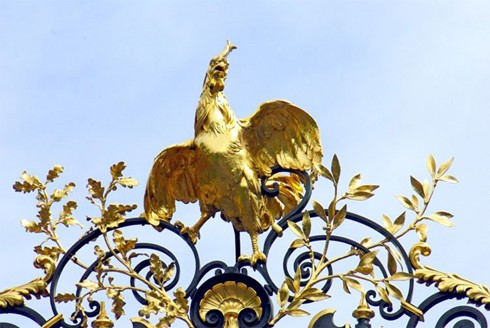  Hình ảnh gà trống trên cổng điện Elysées, Pháp.