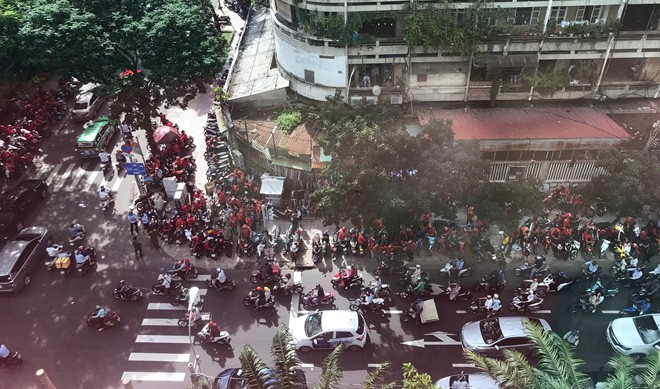 Các tài xế Go-Viet biểu tình ở trụ sở công ty tại ngã tư Nguyễn Đình Chiểu - Trương Định (Q3, TP. HCM). Nguồn: Thanh niên