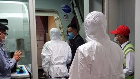 Xử lý chuyến bay đầu tiên có 2 hành khách trên du thuyền Westerdam quá cảnh sân bay Tân Sơn Nhất. Ảnh: CDC