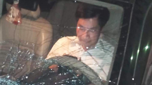 Ông Nguyễn Văn Điều - Trưởng Ban nội chính Tỉnh ủy Thái Bình, cố thủ trong xe sau khi gây tai nạn liên hoàn - Ảnh: Tuổi Trẻ