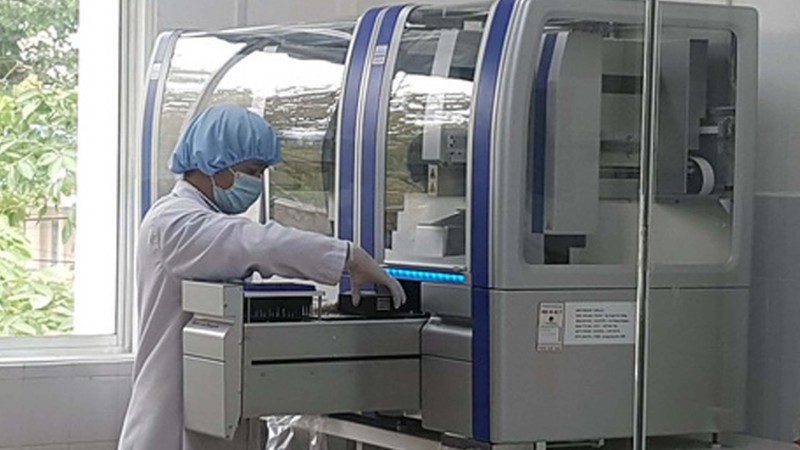 Hệ thống Realtime PCR tự động xét nghiệm Covid-19 tỉnh Quảng Nam mua với giá 7,2 tỷ đồng. Ảnh: SGGP