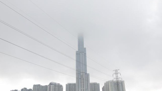 Sáng ngày 6/7, đỉnh tòa nhà Landmark 81 (TP.HCM) bị một lớp mây dày che phủ. Ảnh: Zing