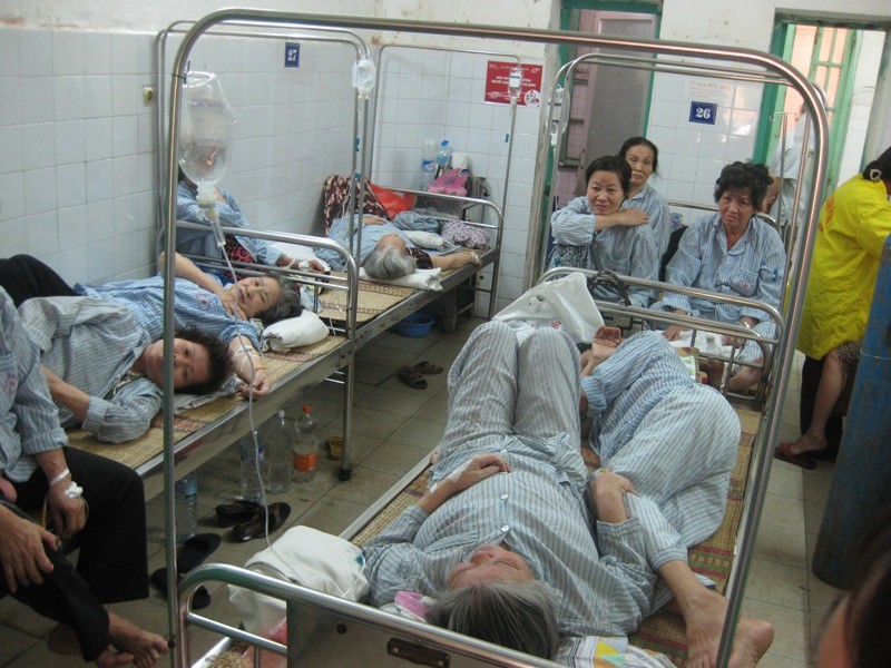 Bệnh nhân phải nằm ghép là tình hình phổ biến tại các bệnh viện tuyến Trung ương