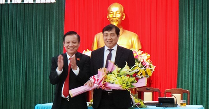Ông Huỳnh Đức Thơ (bên phải) tại lễ nhậm chức Chủ tịch UBND thành phố Đà Nẵng