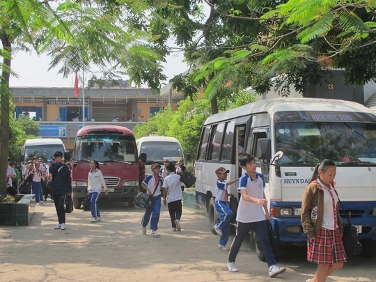 Xe đưa rước học sinh tại Trường THCS Thị Trấn, huyện Củ Chi (TP HCM)