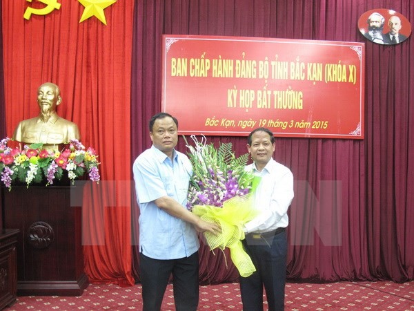 Ông Lý Thái Hải (bên phải) Chủ tịch UBND tỉnh chúc mừng ông Nguyễn Văn Du (bên trái