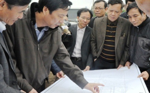 Chủ tịch Quảng Ninh, ông Nguyễn Văn Đọc trong chuyến thị sát mặt bằng dự án sân bay Quảng Ninh tháng 2/2015.