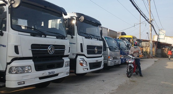 Xe tải nặng nhập khẩu từ Trung Quốc trưng bày tại Công ty Phú Cường (huyện Bình Chánh, TP.HCM)