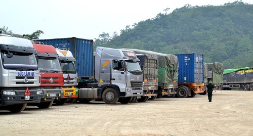 Xe chở gạo nằm chờ nhiều ngày qua tại khu vực biên giới tỉnh Lào Cai.