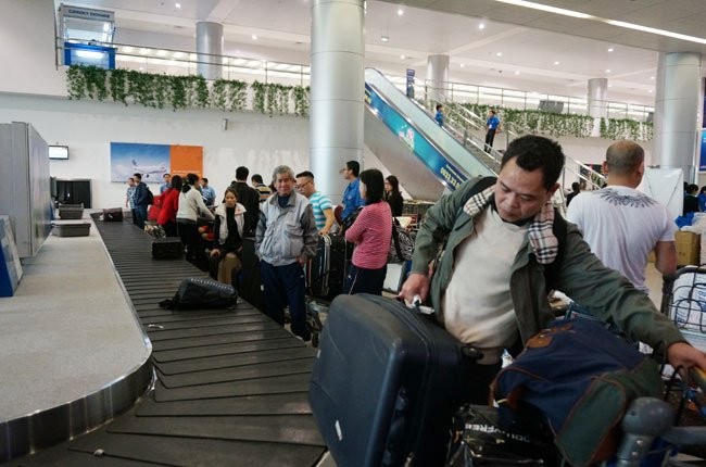 Hành khách nhận hành lý tại Sân bay Quốc tế Tân Sơn Nhất