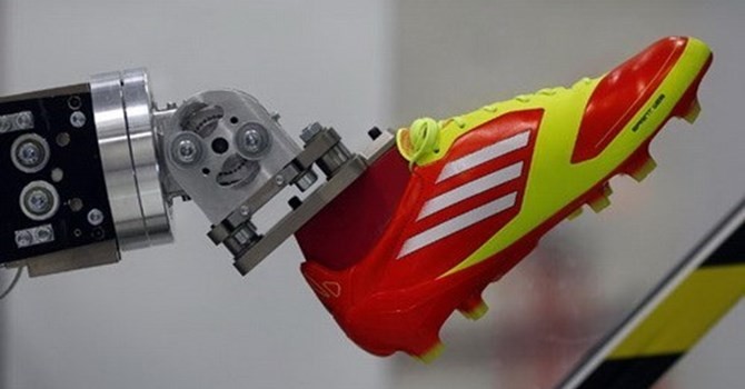 Một cánh tay robot đang làm việc trong phòng thí nghiệm sáng chế của Adidas ở thị trấn Herzogenaurach, miền nam nước Đức - Ảnh: Reuters