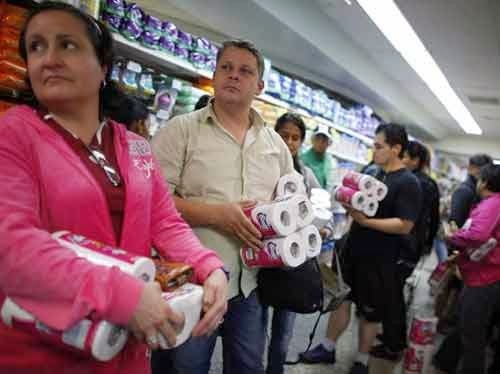 Người dân Venezuela đổ xô đi mua giấy vệ sinh tránh trường hợp khan hiếm hàng