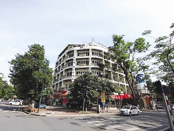 Khách sạn thương mại Sài Gòn nằm tại vị trí đắc địa tại Hà Nội, trên một diện tích đất 1.000 mét vuông.