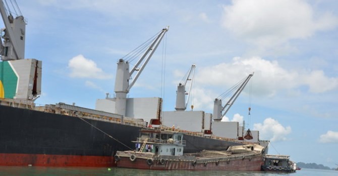 Lô hàng quặng sắt đầu tiên nhập từ Nam Phi đã bắt đầu được bốc dỡ vào Việt Nam phục vụ sản xuất nội địa từ ngày 21/6.