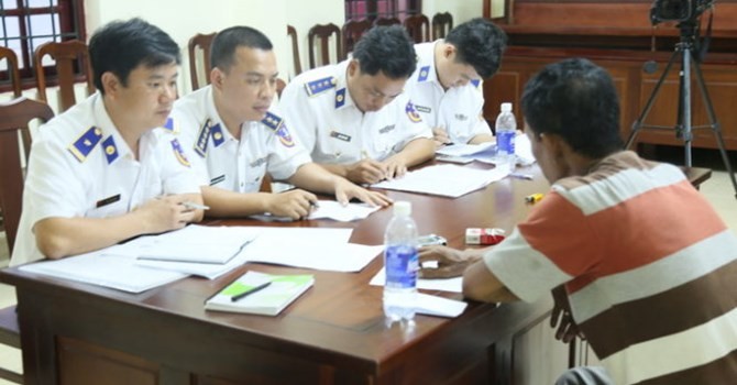 Cảnh sát biển Việt Nam đang lấy lời khai của một tên cướp biển