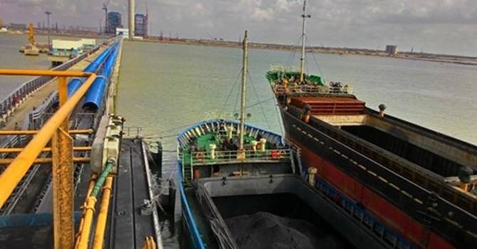 EVN đã phải đầu tư một cảng biển lớn để nhập than cho cụm Nhà máy nhiệt điện Duyên Hải - Ảnh: Mạnh Quân