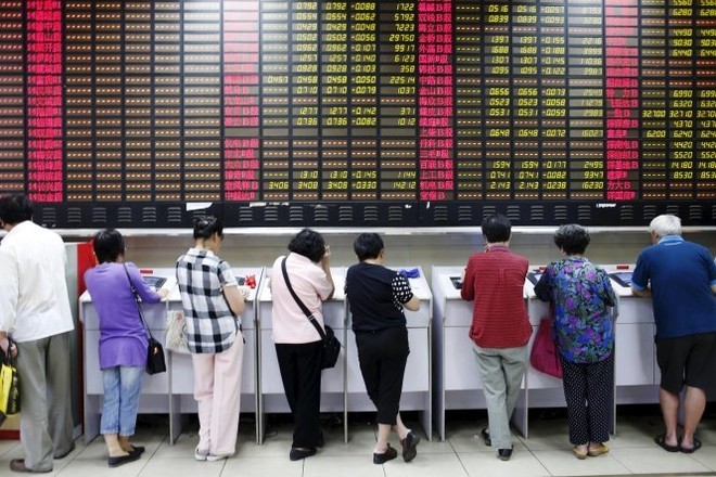 Các nhà đầu tư Trung Quốc ở Thượng Hải theo dõi diễn biến thị trường chứng khoán - Ảnh: Reuters