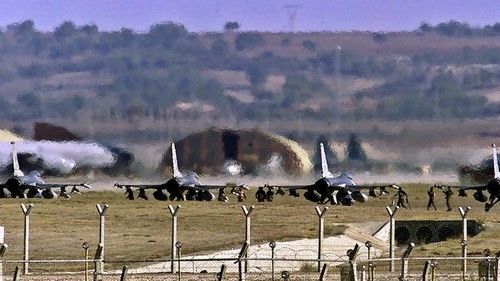 Chiến đấu cơ F-16 xếp hàng chuẩn bị cất cánh từ căn cứ không quân Incirlik (Thổ Nhĩ Kỳ) - Ảnh: AFP