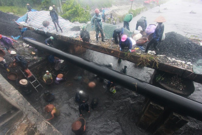 Hàng trăm người dân tại Cẩm Phả đổ xô đi vớt than trôi, bất chấp trời mưa to và dòng nước chảy xiết 