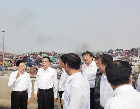 Thủ Tướng Lý Khắc Cường (thứ 2 từ trái) đã đến Thiên Tân để trực tiếp chỉ đạo hoạt động cứu hộ. Ảnh: Chinadaily