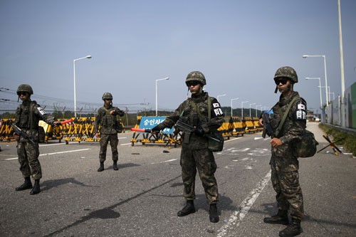 Binh sĩ Hàn Quốc canh gác tại một trạm kiểm soát gần biên giới với Triều Tiên hôm 24-8 Ảnh: REUTERS