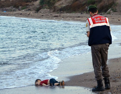 Hình ảnh bé Aylan nằm trên bờ cát lay động cả thế giới. Ảnh: Turkish News Agency