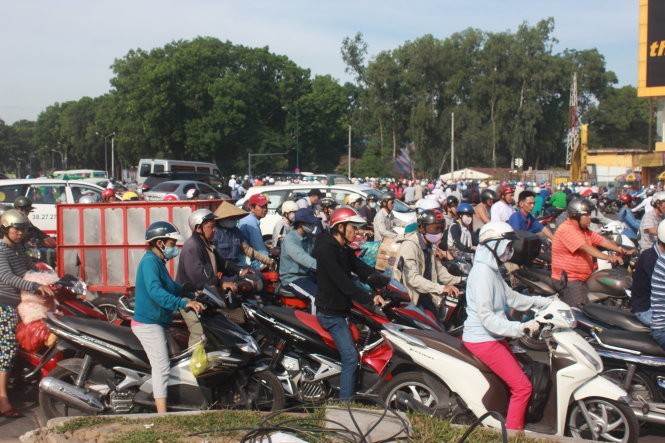 VN đã quá chú trọng vận tải đường bộ, trong khi đất chật người đông, đã dẫn đến ùn tắc, tai nạn giao thông bất thường. Cảnh ùn tắc tại vòng xoay Nguyễn Thái Sơn sáng ngày 7-9