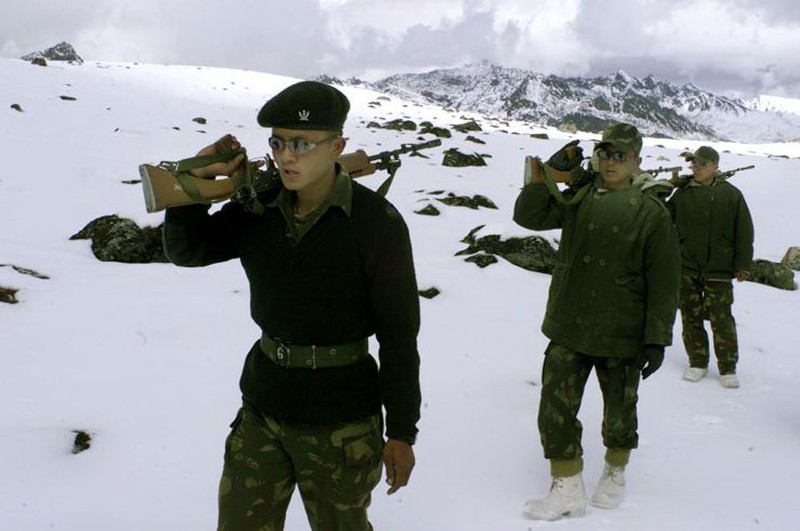 Binh sĩ Ấn Độ tuần tra gần biên giới giáp với Trung Quốc - Ảnh: Reuters