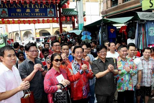 Ông Hoàng Huệ Khang (ở giữa, áo đỏ) đi thăm phố Petaling. Ảnh: The Star