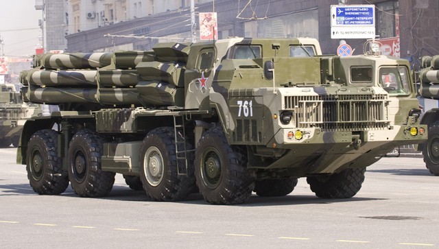 Xe chiến đấu 9А52-2 trên cơ sở xe vận tải cải tiến МАЗ-543М. Ảnh chụp tại lễ duyệt binh chiến thắng phát xít 09/5/2010.