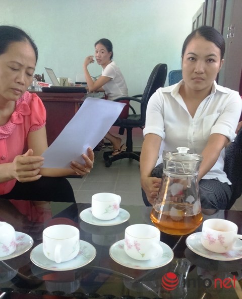 Bà Trần Thị Dung Huế - Hiệu trưởng Trường tiểu học Thạch Đài (ngồi ở giữa, đằng sau) trả lời báo chí (ảnh: Mỹ Hoa)
