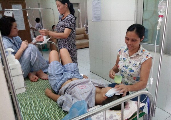 Bệnh nhân sốt xuất huyết điều trị tại Bệnh viện Nhiệt đới Trung ương.