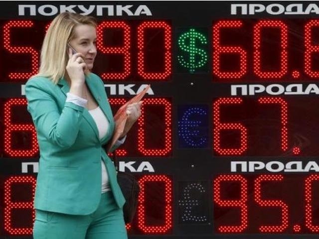 Bảng hiển thị tỷ giá đô la Mỹ so với đồng rúp trên đường phố thủ đô Moscow, Nga. Ảnh: Reuters