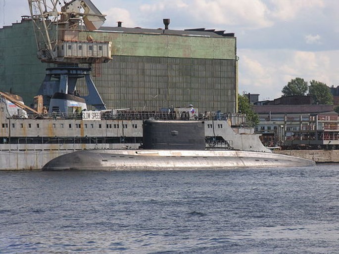 Tàu ngầm Kilo trước vùng nước của Nhà máy Admiralty ở St. Petersburg, Nga - Ảnh: Nhà máy