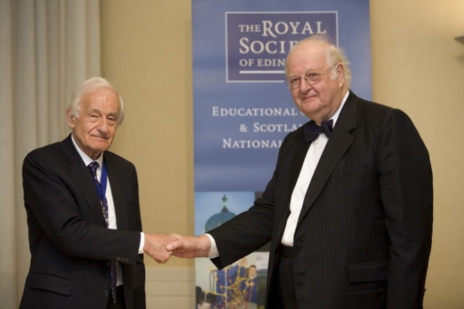 Giáo sư Angus Deaton (phải) vừa đoạt giải Nobel kinh tế 2015 - Ảnh: tumblr.com