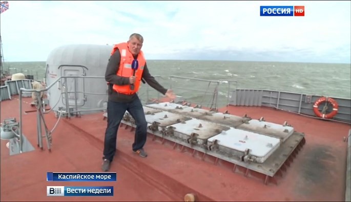Nắp của 7 ống phóng tên lửa Klub nám khói, trừ 1 ống chưa phóng, trên tàu Dagestan - Ảnh chụp từ clip Đài truyền hình Nước Nga