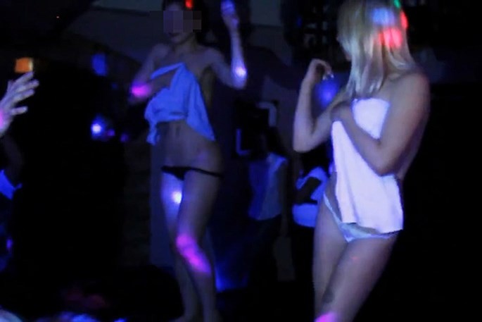 Cảnh nóng của 2 cô gái vị thành niên tham gia nhảy thoát y tại 1 quán bar ở thị trấn Miass, vùng Chelyabinsk phía tây nam nước Nga