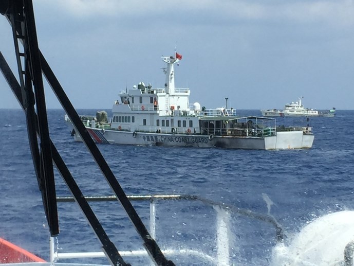 2 tàu hải cảnh Trung Quốc cản trở SAR 412 - Ảnh: Xuân Sơn