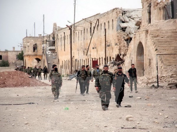 Quân chính phủ Syria tuần xung quanh trại Hanano sau vụ tấn công ngày 17/4. (Nguồn: AFP/TTXVN)