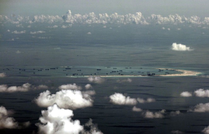 Bức không ảnh chụp ngày 11-5 qua cửa sổ một máy bay quân sự của Mỹ cho thấy tình trạng bồi đắp đảo nhân tạo trái phép của Trung Quốc tại đá Vành Khăn thuộc quần đảo Trường Sa, Việt Nam - Ảnh: AP