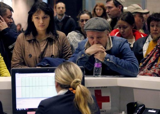 Người thân chờ thông tin ở sân bay tại St. Petersburg. Ảnh: EPA