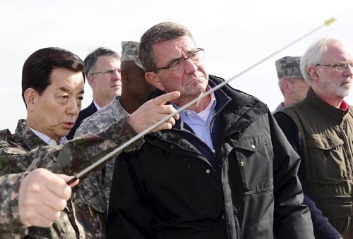 Bộ trưởng Quốc phòng Mỹ Ashton Carter (giữa) thăm khu phi quân sự (DMZ) chia cắt Hàn Quốc và Triều Tiên ngày 1-11 Ảnh: REUTERS