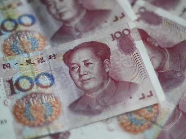 Đồng tiền giấy mệnh giá 100 NDT (15.5 USD) tại Bắc Kinh ngày 25/8. (Nguồn: AFP/TTXVN)